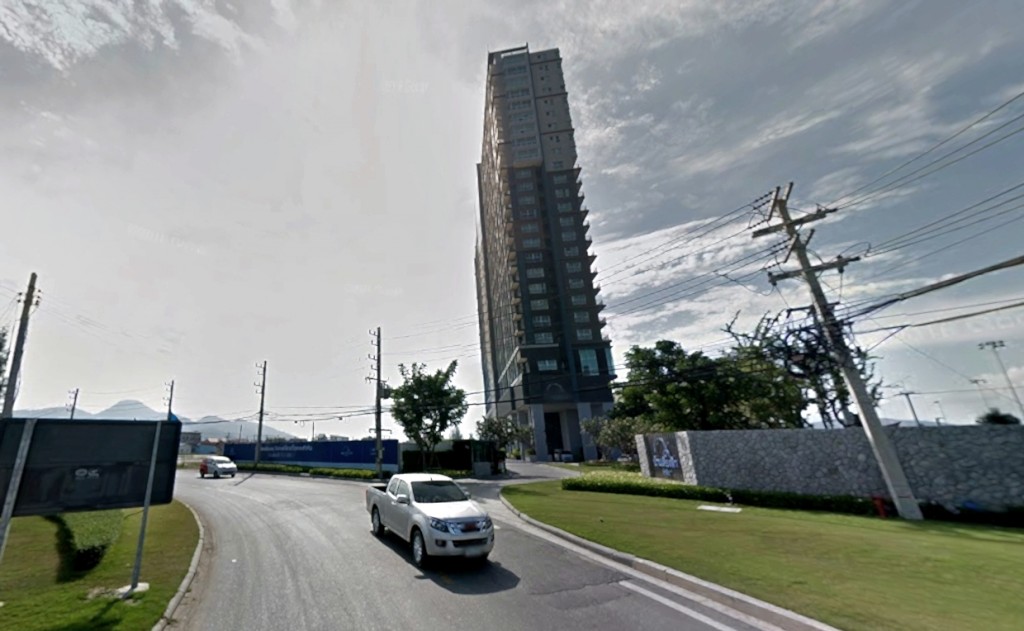 เมื่อกลับรถใต้สะพานสักพักจะผ่าน คอนโดฯ บ้านเคียงฟ้า ให้มุ่งหน้าตรงไปเรื่อยๆ