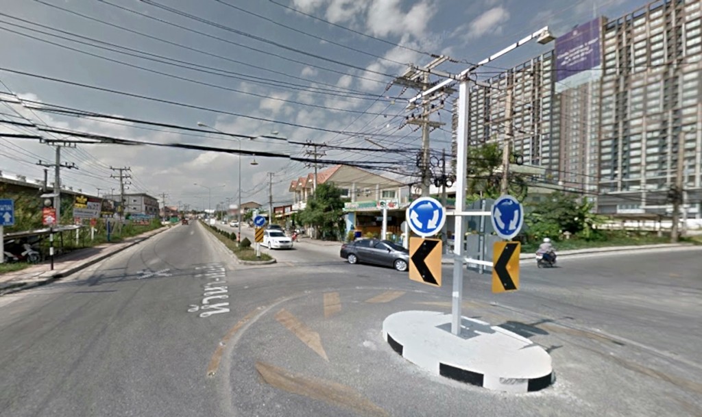 มุ่งหน้าตรงไปเรื่อยๆ จะถึงวงเวียน ซึ่งจะตั้งอยู่บริเวณซอยหัวหิน 112 จากนั้นให้เลี้ยวขวา