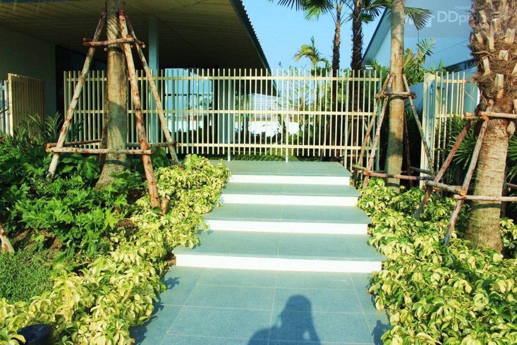 ตัวบ้านยกสูงเป็นพื้นเล่นระดับ