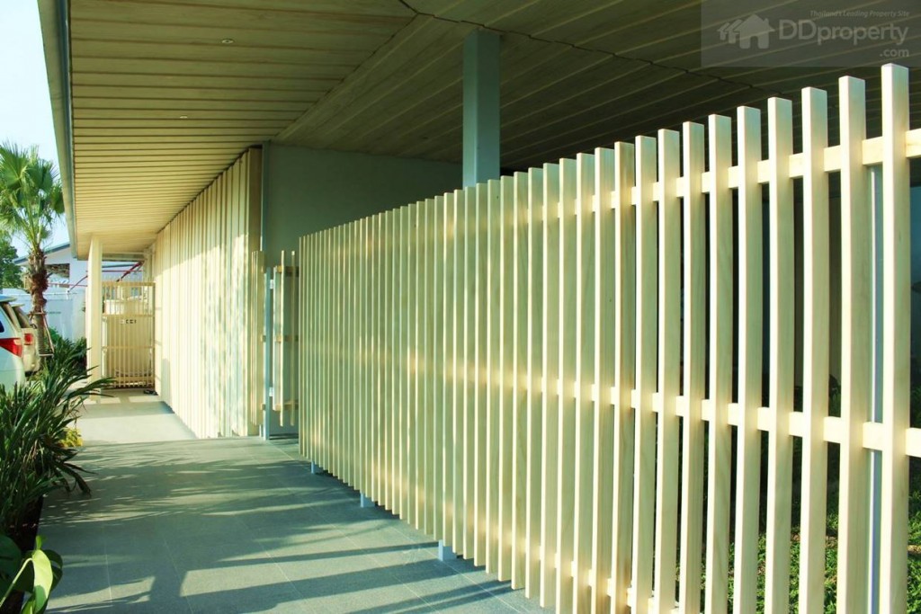 วัสดุที่โครงการเลือกใช้จะเน้นไม้เป็นหลัก เพื่อให้เข้ากับสไตล์ของบ้านที่เป็นแบบ “MODERN JAPANESE” เห็นได้จากแนวระแนงไม้ และพื้นผิวทั้งด้านในและนอกของบ้าน