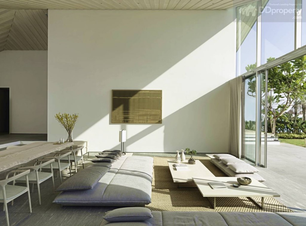 พื้นที่ห้องโถงของวิลล่าเชื่อมโยงรับกับมุมรับประทานอาหาร และเทอเรสด้านนอกอย่างลงตัว พร้อมนำเฟอร์นิเจอร์ในลุคสบายๆ สไตล์โมเดิร์นเจแปนนิส อีกทั้งพื้นห้องอาหารและห้องนั่งเล่นปูด้วยหินควอทซ์จากสวิตเซอร์แลนด์มาใช้