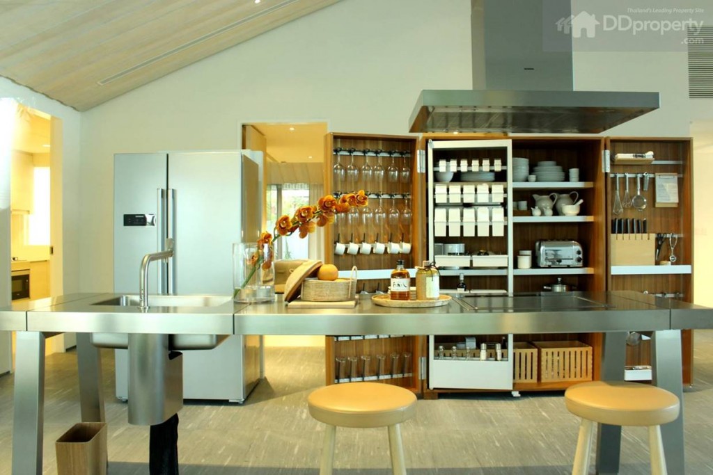 มาต่อยังมุมครัวที่ถูกออกแบบเหมือนเป็นแพนทรีใช้วัสดุอะลูมิเนียมเกรดพรีเมี่ยม พร้อมกับการออกแบบครัวที่ทันสมัย โดยเลือกใช้ชุดครัวจากแบรนด์ Bulthub มาตกแต่ง พร้อมปรับเปลี่ยนได้ในทุกความต้องการ ไม่ว่าจะทำอาหาร หรือ นั่งกินพร้อมชมวิวทิวทัศน์ด้านนอก