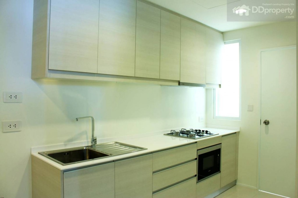 ห้องครัวสำหรับทำอาหารจะอยู่ด้านหลังแพนทรี่ เป็นครัวแบบปิด บิลท์อินเป็นสัดส่วน เพื่อความสวยงามและเก็บกลิ่นที่อาจเกิดขึ้นจากการทำอาหาร