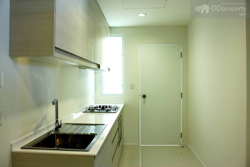 พื้นที่ภายในห้องครัวเป็นแนวยาวสี่เหลี่ยมผืนผ้า ขนาด 3 x 6 เมตรโดยประมาณ กว้างพอที่จะเตรียมอาหารได้แบบคล่องตัว