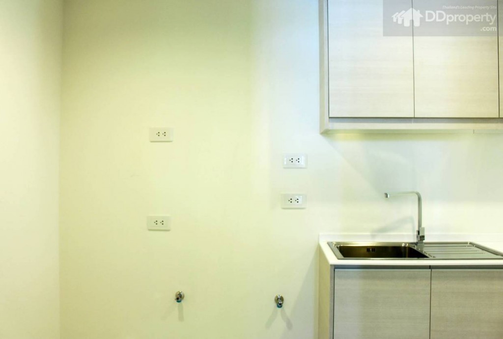 อีกทั้งภายในห้องครัวยังมีการเดินระบบไฟ และระบบน้ำมาให้ เพียงแค่เอาเครื่องใช้ไฟฟ้ามาเสียบก็พร้อมใช้งาน