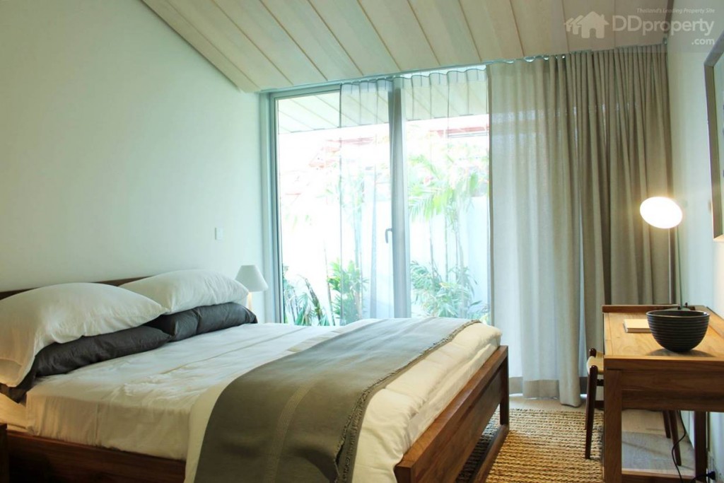 ห้องนอนถูกออกแบบให้ดูผ่อนคลายในสไตล์ Cozy พร้อมเปิดรับพื้นที่สีเขียวเข้ามาสู่ภายในอย่างแนบเนียน
