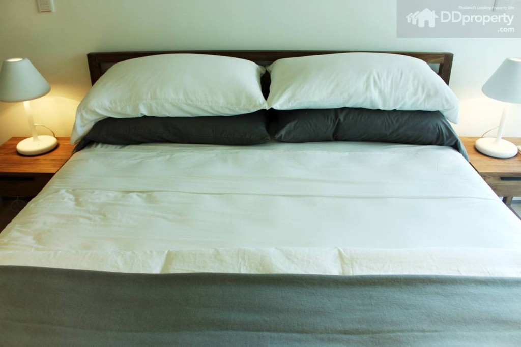 เตียงที่เลือกใช้เป็นขนาด 5 ฟุต ซึ่งเป็นขนาดที่ลงตัวพอดีกับตัวห้อง