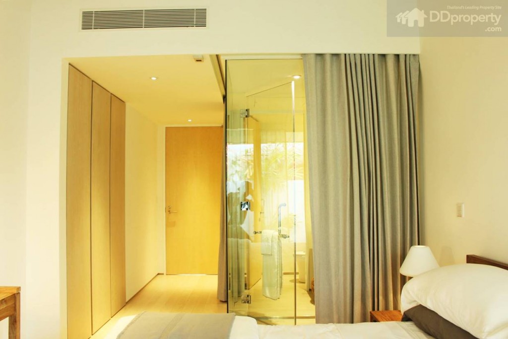 ทุกห้องนอนมีห้องน้ำส่วนตัวกั้นด้วยประตูกระจกนิรภัยอย่างเป็นสัดส่วน