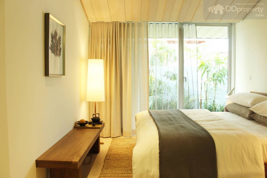 ด้วยการเลือกใช้กระจกบานใหญ่ทำให้ภายในห้องดูสว่าง ประกอบกับความสูงของห้องที่ไล่ระดับตั้งแต่ 2.2 – 5.5 เมตร