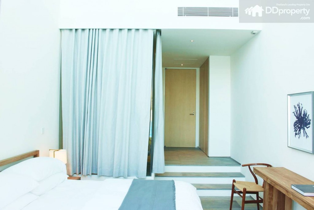 มีการเล่นระดับที่พื้น และเพดาน ซึ่งความพิเศษนี้มาจากการดีไซน์ของหลังคาและบ้านนั่นเอง แอร์ในห้องเป็นแบบฝัง