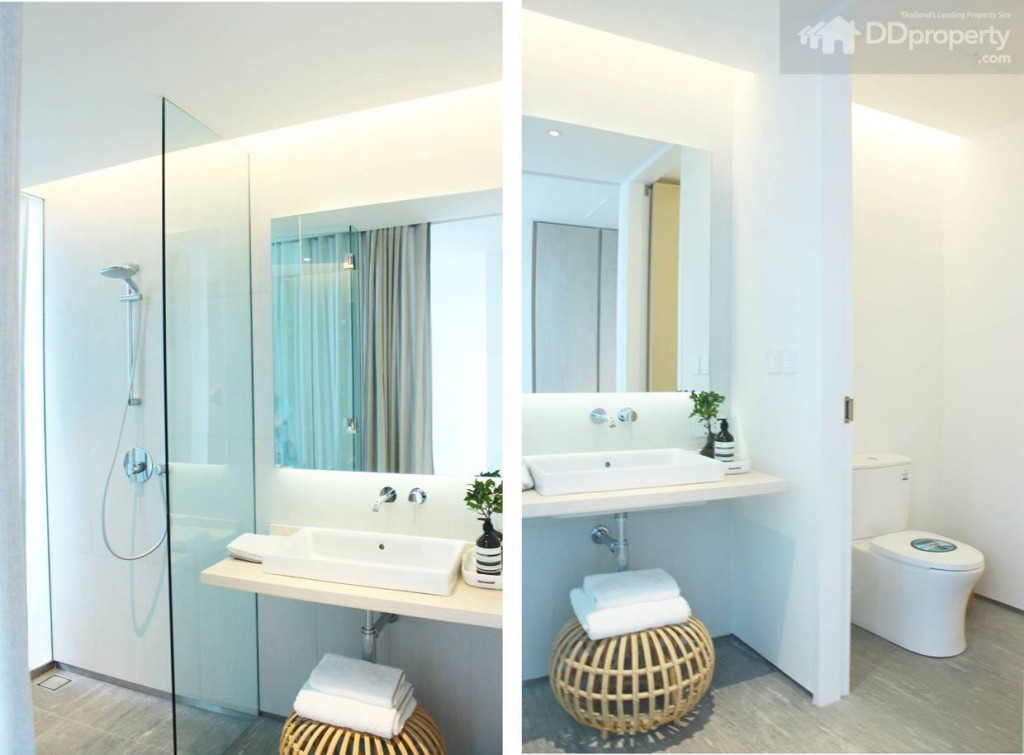 ภายในห้องน้ำ มีการแบ่งส่วนเปียก-แห้งอย่างชัดเจน พร้องไฟซ่อนหลังผนังทำให้แสงภายในห้องดูสบายตา