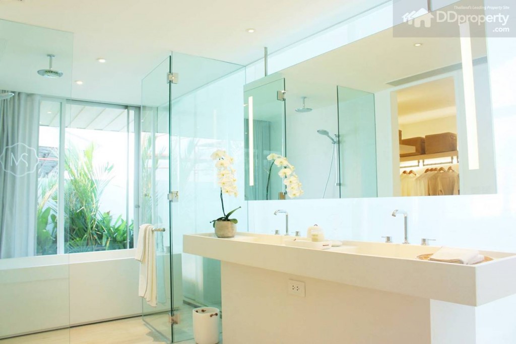 เมื่อเข้าสู่พื้นที่ของห้องนอนใหญ่ก็จะเจอกับห้องน้ำส่วนตัว และ walk-in closet