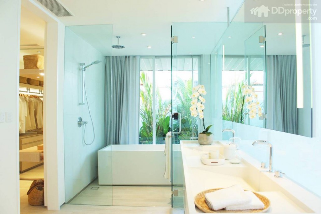 โดย walk-in closet จะถูกออกแบบเป็นแนวยาวโดยจะแบ่งเป็น 3 ส่วน ด้านหน้าเป็นอ่างล่างหน้า ถัดไปจะเป็นห้องอาบน้ำที่ประกอบไปด้วยอ่างอาบน้ำ และแบบฝักบัว มีประตูกระจกนิรภัยกั้นเป็นสัดส่วน และด้านซ้ายมือเป็นห้องเสื้อผ้าและห้องแต่งตัว