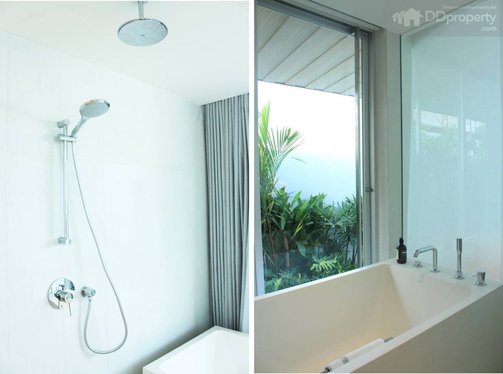 ภายในห้องน้ำถูกตกแต่งอย่างเรียบง่ายด้วยสุขภัณฑ์จาก BATH & SPA และ Grohe