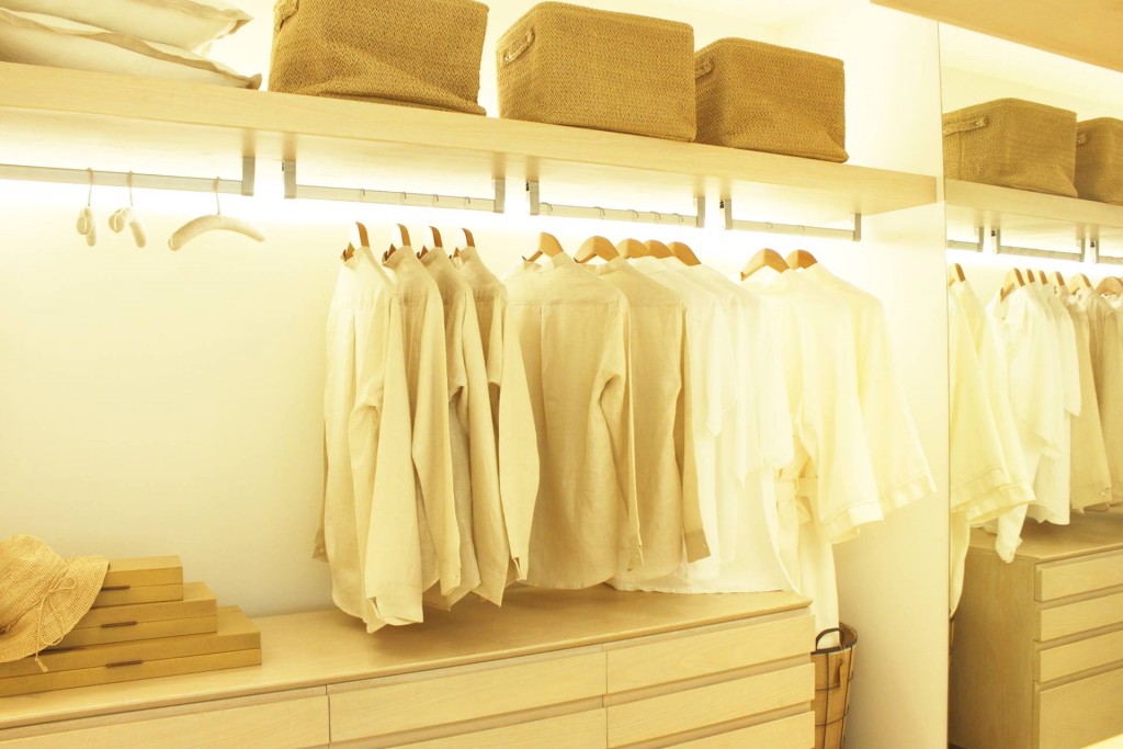 พื้นที่ห้องแต่งตัวเป็นแนวยาวสีเหลี่ยมผืนผ้า ที่เก็บเสื้อผ้าถูกบิวท์ให้ชิดกำแพง ไม่มีประตู