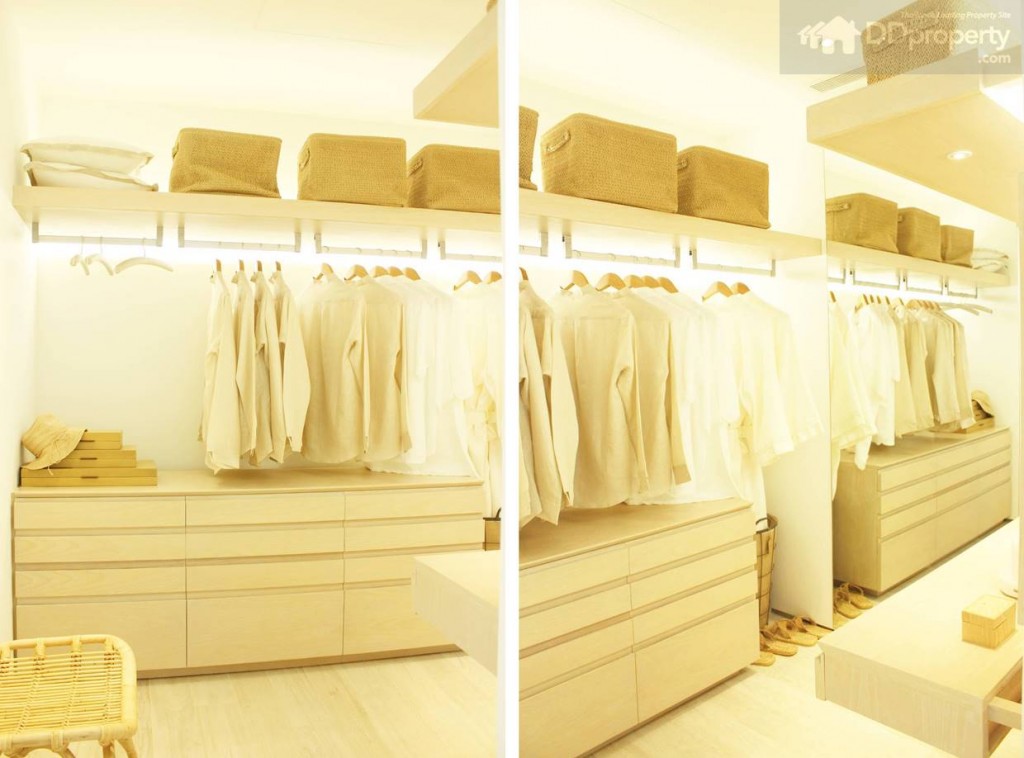ด้วยความสูงของห้องทำให้มีพื้นที่เก็บของที่มากขึ้น ด้วยการออกแบบอย่างลงตัวทำให้รู้สึกประทับใจกับห้องเสื้อผ้านี้มากทีเดียว
