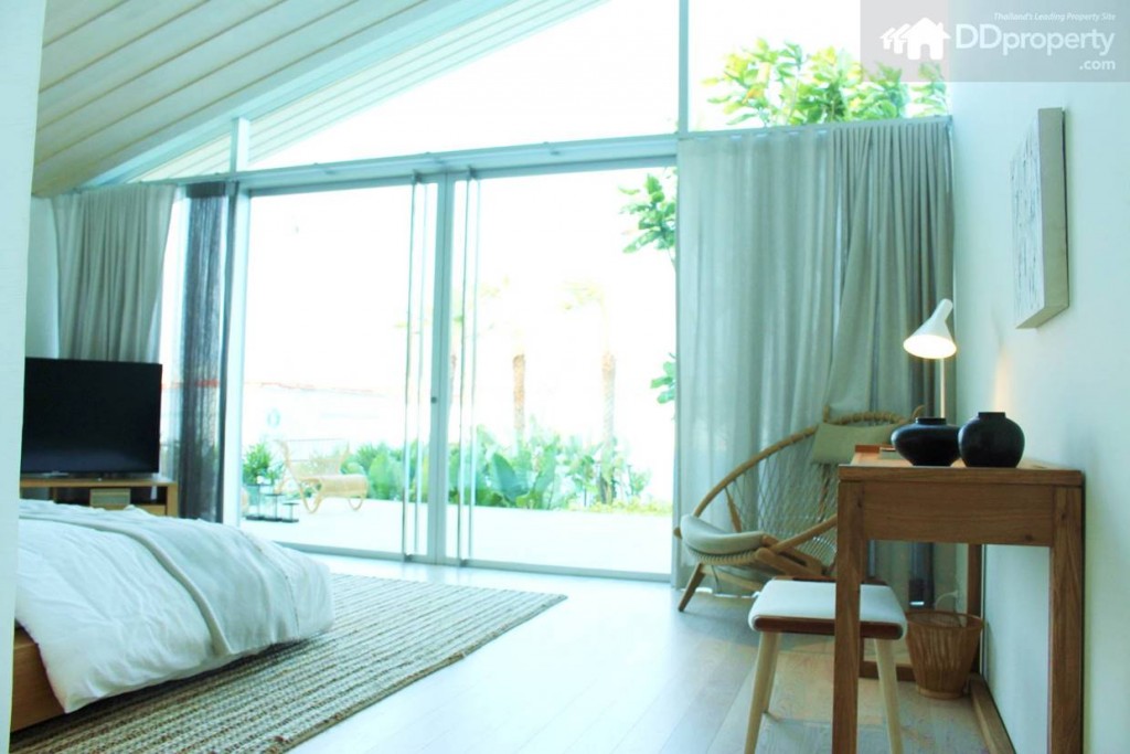 มาสู่พื้นที่ของห้องนอนใหญ่จะเห็นได้ว่าเพดานไม่ได้เป็นแนวตรง แต่เป็นแนวเฉียงตามหลังคาบ้านทำให้ดูมีมิติ และส่วนที่สูงขึ้นก็ยิ่งทำให้บ้านโปร่ง และสว่างขึ้นมากทีเดียว