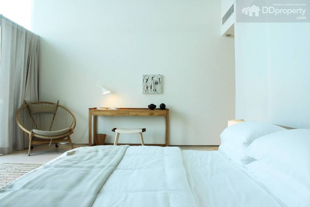 พื้นภายในห้องนอนใหญ่ปูด้วยไม้วีเนียร์ย้อมขาวขัดเสี้ยน