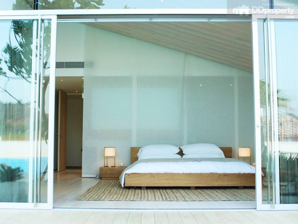 พื้นที่ด้านหลังของที่นอนเป็น walk-in closet ที่เปิดโล่งมีเพียงม่านกั้นไว้เท่านั้นเอง ทั้งหมดนี้ก็เพื่อให้ภายในห้องไม่ดูตันนั่นเอง