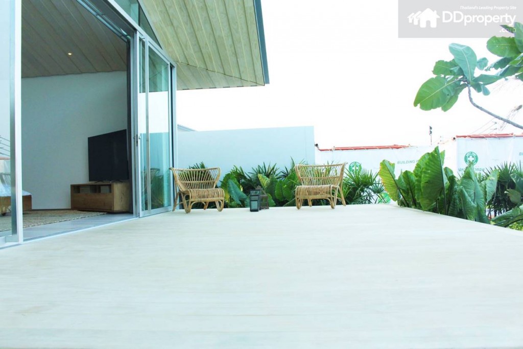 พื้นระเบียงของห้องนอนใหญ่ปูด้วย Accoya Wood เช่นเดียวกัน