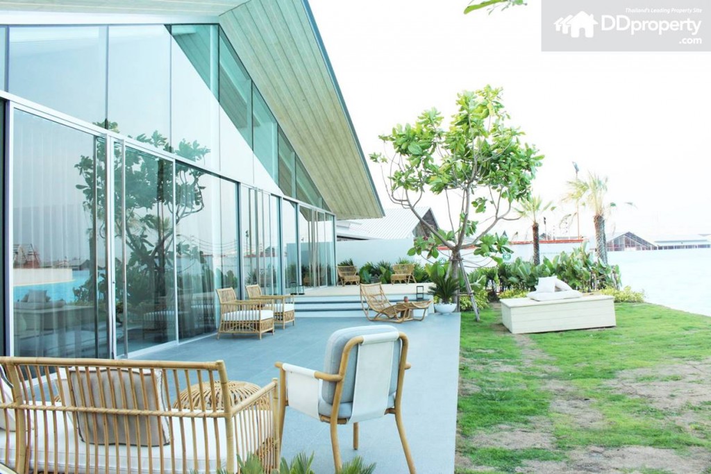 พื้นที่ระเบียงหน้าบ้านเป็นแนวยาวพร้อมสนามหญ้าหน้าบ้าน ซึ่งสามารถปรับเปลี่ยนการใช้งาน หรือทำกิจกรรมต่างๆ