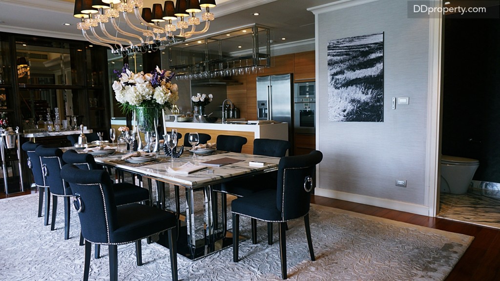 ใกล้ๆ กับพื้นที่รับประทานอาหาร จะมีห้องน้ำ รองรับการใช้งาน