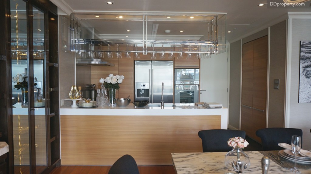 โซนครัวอยู่หลังห้องรับประทานอาหารไว้ใช้สำหรับเตรียมมื้อต่างๆ