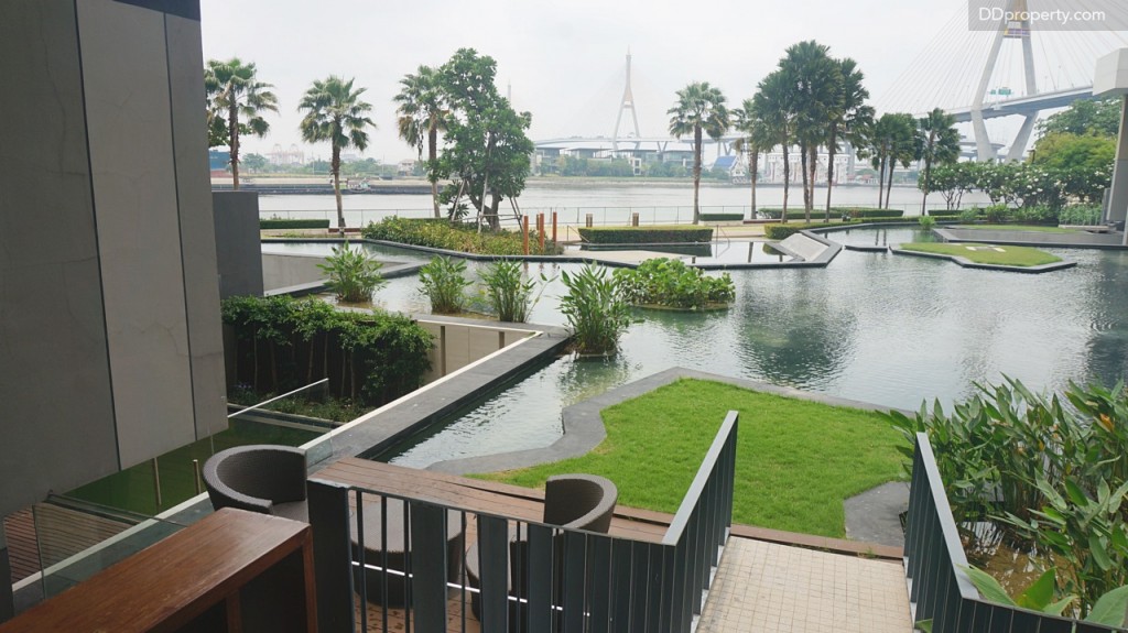 เมื่อเปิดประตูบานเลื่อนมาจากห้องรับประทานอาหารจะพบกับระเบียงไม้ที่มีทางลงไปพื้นที่เกาะติดกับ reflection pond เป็นอีกหนึ่งมุมพักผ่อนส่วนตัวของเจ้าของ Island Villa