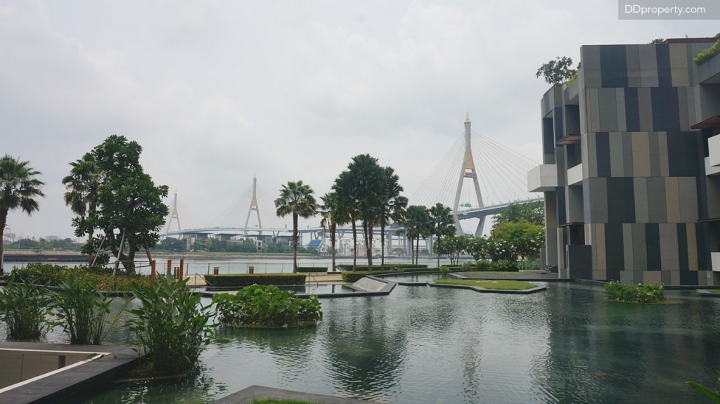 เบื้องหน้าเป็นวิวสะพานวงแหวนบนพื้นที่โค้งแม่น้ำแบบ Panorama (สังเกตยูนิตฝั่งตรงข้ามจะเป็นแบบ mirror นั่นคือเหมือนกับยูนิตที่เรายืนอยู่นั่นเอง) 