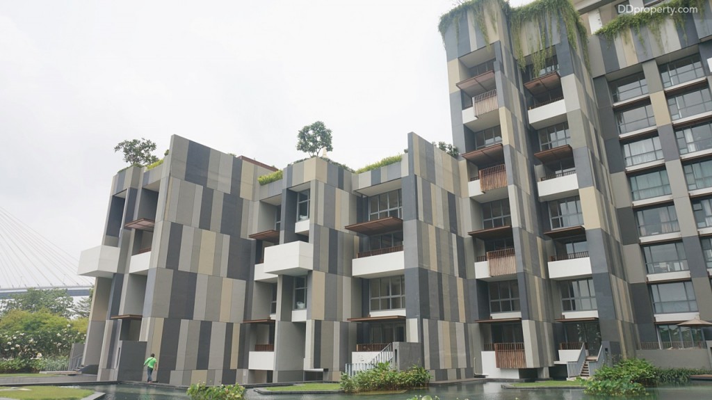 สองอาคารแรกริมซ้ายจะเป็นตึกสำหรับห้องแบบ  Island Villa  และ River Villa ส่วนอีกสองอาคารถัดมาทางขวาจะเป็นห้องแบบดูเพล็กซ์ทั้งหมด 