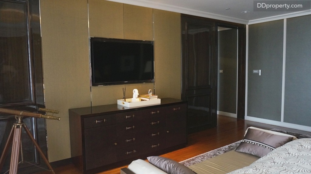 พื้นที่เหลือเฟือโดยผู้อยู่อาศัยสามารถจัดวางชุดโฮมเธียเตอร์ขนาดย่อมเพื่อความบันเทิงฉบับพอเหมาะภายในห้องนอน