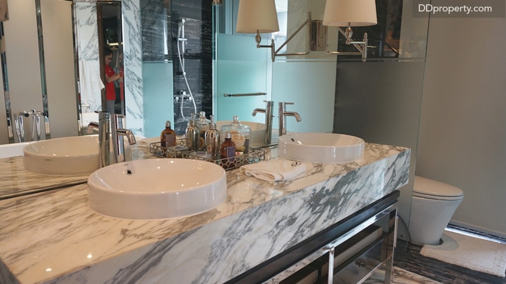 ด้านซ้ายมืออ่างล้างหน้า His & Hers แบรนด์ Cotto ติดตั้งบนเคาน์เตอร์หินอ่อนที่บิลท์มาให้