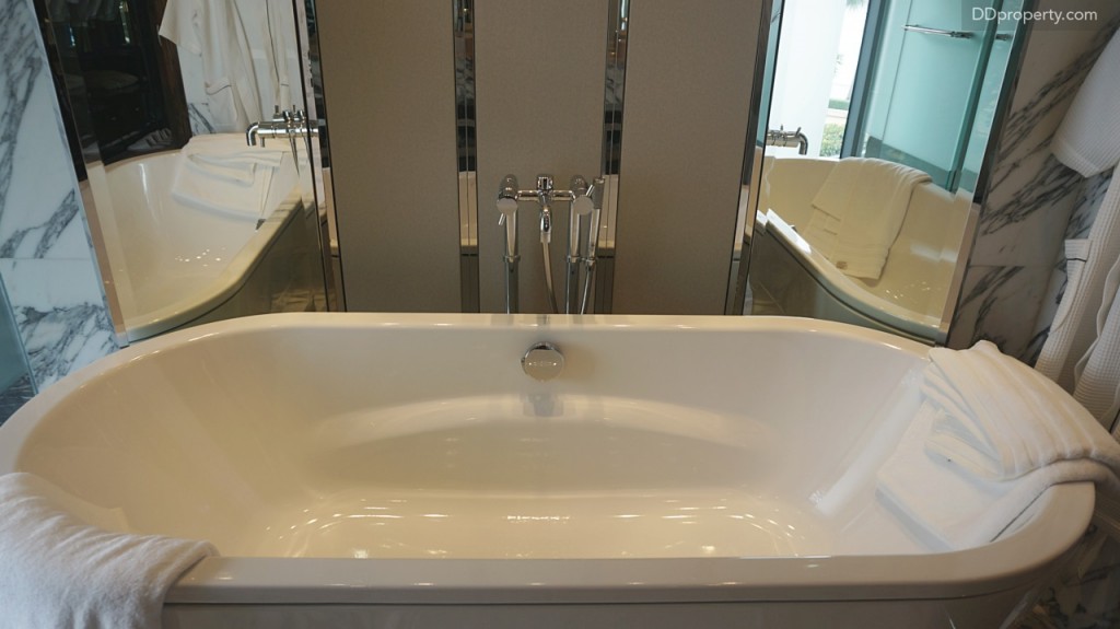 ด้านขวามือเป็นอ่างอาบน้ำขนาดใหญ่ตัวท็อปของ Cotto ลงแช่ดื่มด่ำความโรแมนติกเป็นคู่ได้