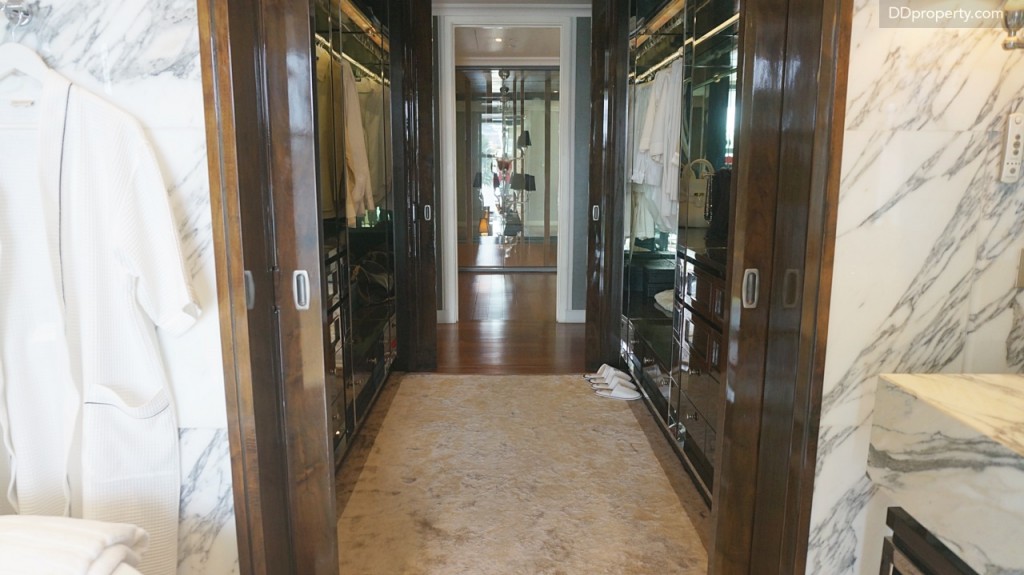 ห้องน้ำที่อยู่กลางชั้น 2 เมื่อเดินเข้ามาด้านใน ทางโครงการจะบิลท์ walk-in closet ขนาน 2 ข้างไว้ให้
