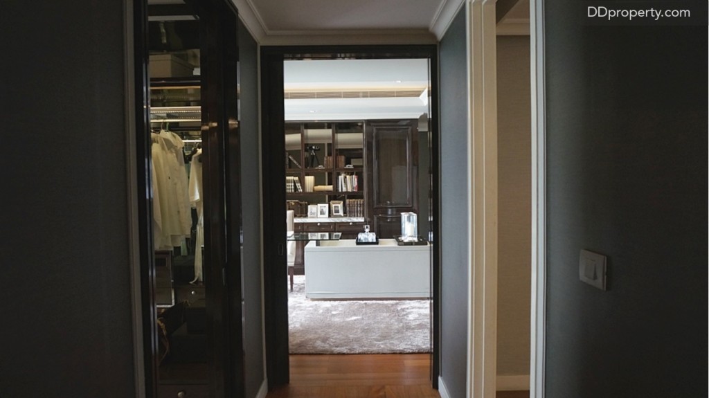 ในส่วนของฝั่งขวาจะเป็นอีกห้องอเนกประสงค์รองรับไลฟ์สไตล์ที่แตกต่างกันส่วนขวามือในรูปจะเป็นอีกหนึ่งห้องนอนเล็ก