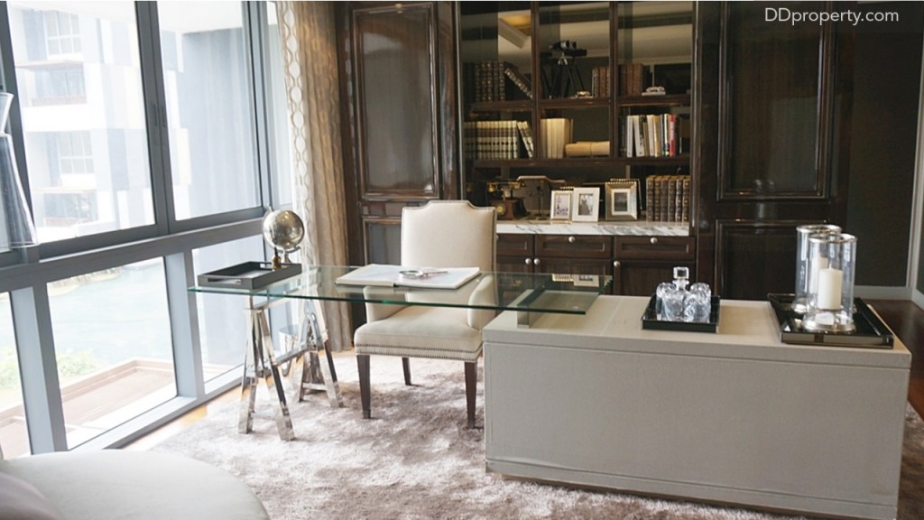 โครงการจัดเป็นห้องทำงานที่แยกส่วนกันกับห้อง Master Bedroom ที่มีหน้าต่างบาน fixed มองลงไปเห็น reflection pond ด้านล่าง, โครงการบิลท์ชั้นวางหนังสือขนาดใหญ่เป็นตัวกั้นระหว่างห้องน้ำและห้องทำงาน
