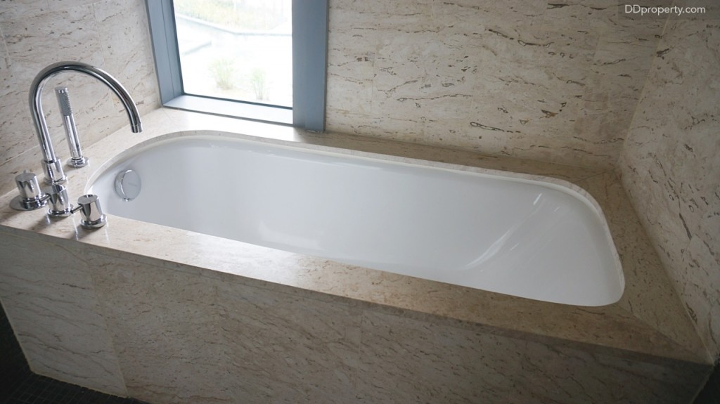 รูปแบบจะคล้ายกับห้องน้ำที่อยู่ในชั้นใต้ดิน รวมถึงสุขภัณฑ์ทั้งหมดจะเป็นสเปคเดียวกัน