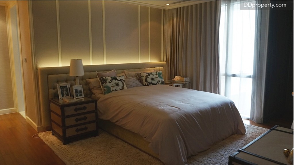 ถึงแม้จะเป็นห้องนอนเล็กแต่ไซส์เตียงที่สามารถจัดวางได้นั้นสามารถวางได้ถึง 5-6 ฟุต ข้างเตียงเป็นหน้าต่างบานกระทุ้ง เปิดรับอากาศด้านนอกได้