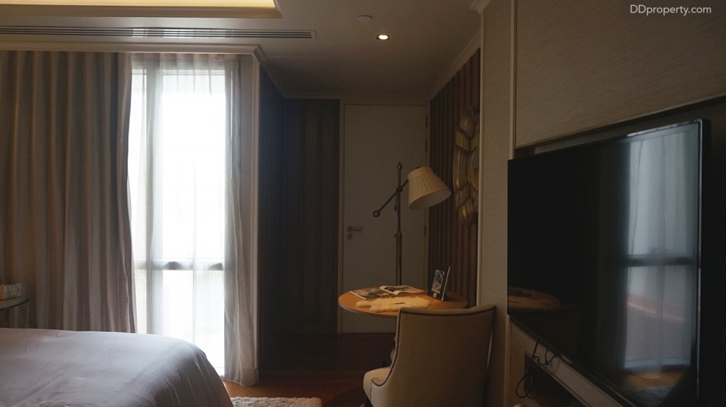 ห้องนอนของชั้นสองยังมีทางเชื่อมไปยังทางหนีไฟของตึกอีกด้วย 