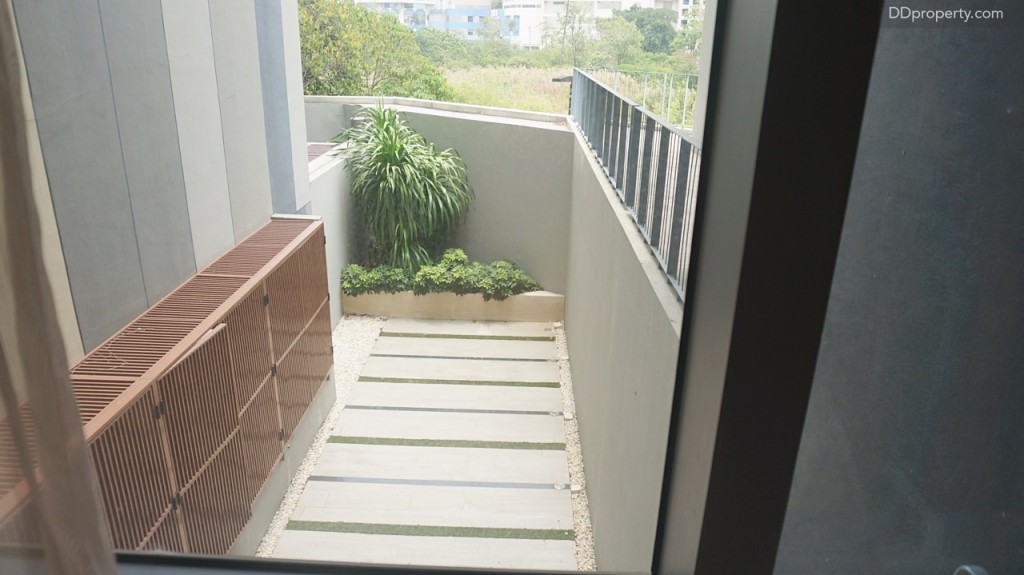 จากหน้าต่าง เมื่อมองลงไปจะเห็นพื้นที่หลังครัวของชั้น G