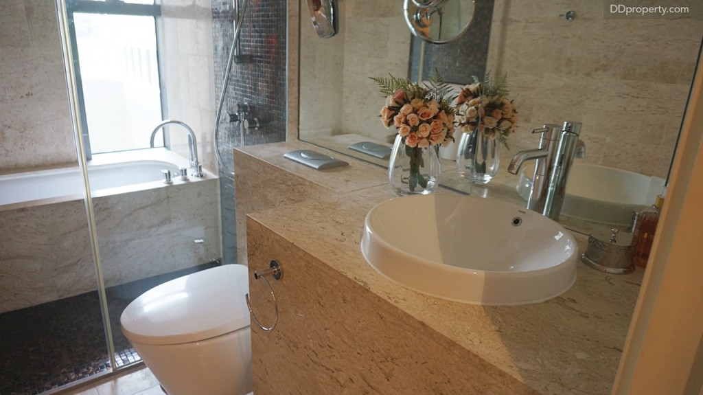 ตรงกลางของชั้นใต้ดินเป็นตำแหน่งของห้องน้ำที่ตกแต่งด้วยหินอ่อน สุขภัณฑ์อ่างล้างหน้า ก็อกน้ำแบรนด์ cotto   สำหรับอ่างอาบน้ำเล็กและ shower จะให้เป็นแบรนด์ Kaldewei  ที่มาพร้อมกับกระจกกั้นโซนซึ่งพื้นและผนังหินอ่อนให้ความรู้สึกคลาสสิกคล้ายงานสถาปัตย์สไตล์กรีก