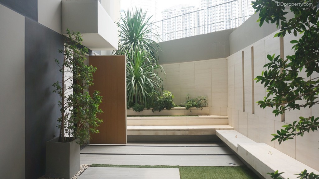 เมื่อขึ้นมาจากลิฟท์หรือบันไดชั้นใต้ดินก่อนเข้ามาในชั้น G จะพบกับพื้นที่หน้าบ้านที่มีม้าหินขนาดยาวบิ้ลท์มาไว้ให้ล้อมด้วยกำแพงสูง 3 เมตร