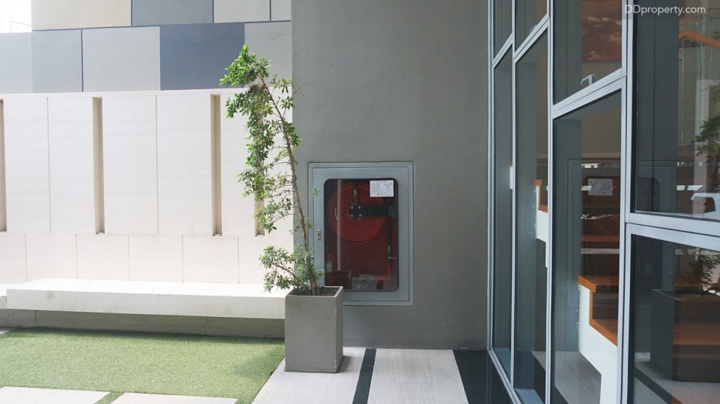 บริเวณหน้าบ้านชั้น G ยังเป็นจุดเก็บสายดับเพลิงประจำยูนิตด้วย