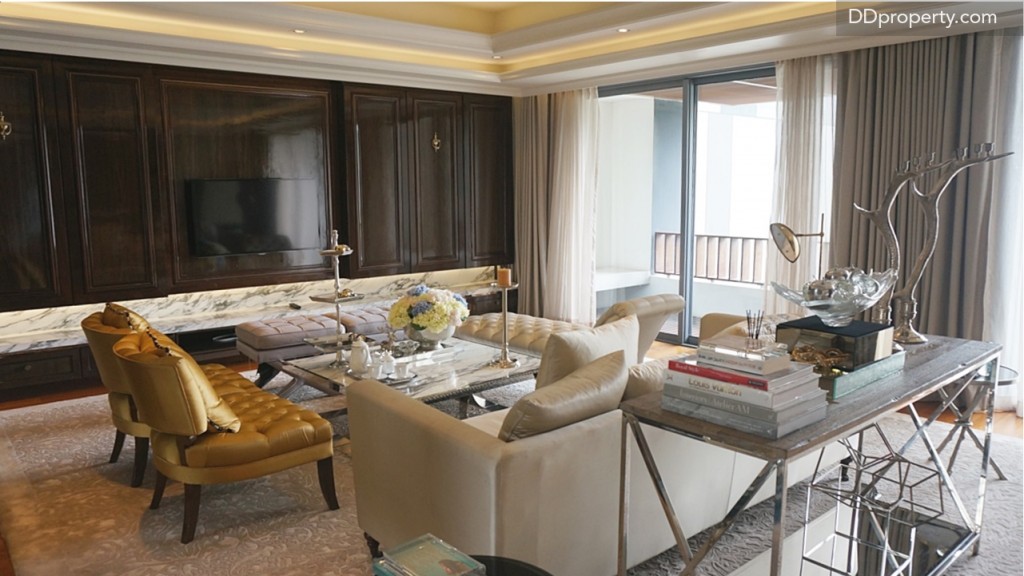 จากประตูทางเข้า ฝั่งซ้ายมือจะเป็นห้องรับแขกขนาดใหญ่ที่มีหน้าต่างบานเลื่อนเปิดออกไปสู่ระเบียงขนาด 2 เมตร มองลงไปเห็นสระน้ำที่อยู่ชั้นล่าง