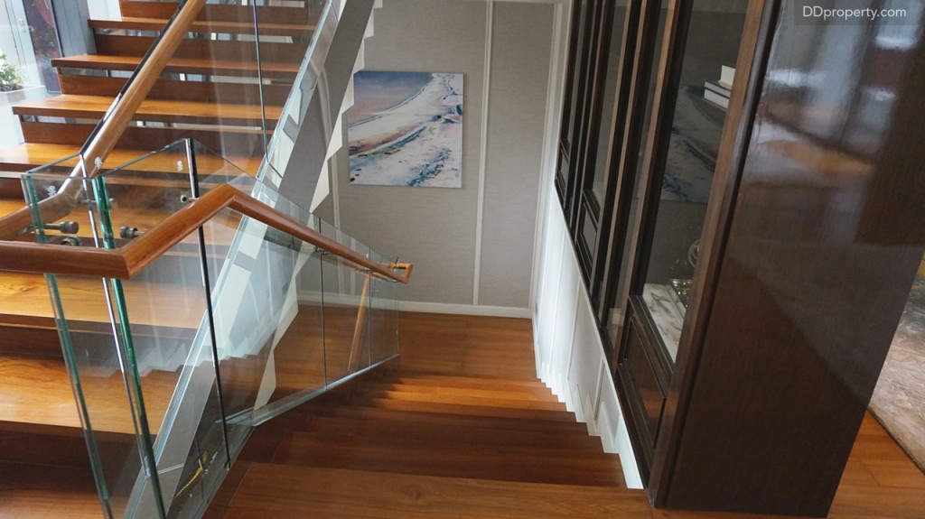 บันไดไม้สักขึ้น-ลงระหว่างชั้น 