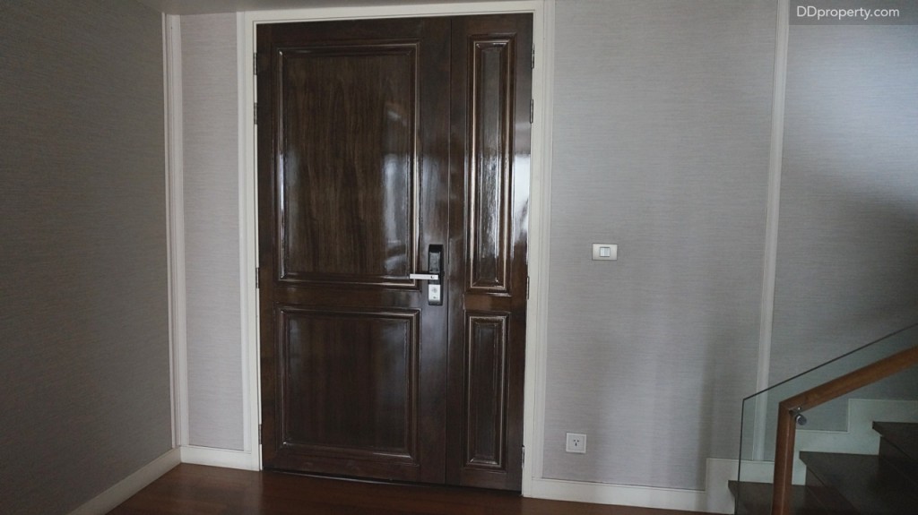 หรือหากต้องการเข้าไปยังส่วนที่อยู่อาศัยในชั้นนี้ก็เพียงแค่เปิดประตูเข้าไป  ประตูของห้องตัวอย่างเป็นไม้สักแต่ของจริงจะเป็นไม้แดง  นอกจากนี้ ยังมีบันไดที่สามารถขึ้นไปยังชั้น G ได้อีกด้วย 