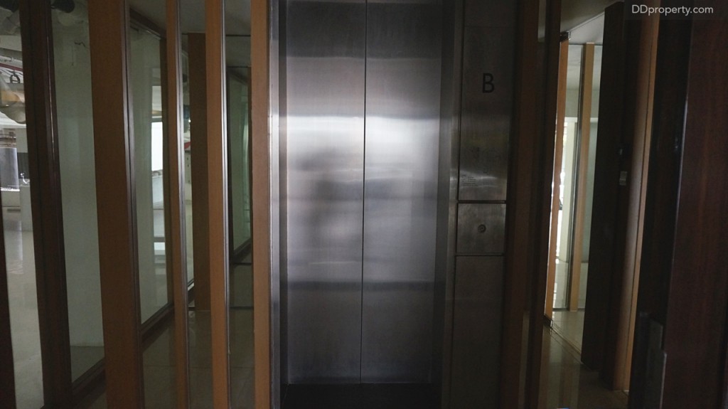ลิฟท์ส่วนตัวประจำยูนิตที่เข้าได้จากชั้นใต้ดิน