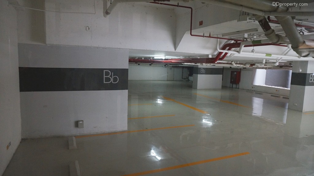 ทางเข้าที่จอดรถส่วนตัวในชั้นใต้ดินของยูนิตประเภทวิลล่า ซึ่งมีพื้นที่จอดรถส่วนตัวได้ถึง 5 คัน