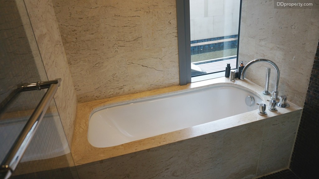 ห้องน้ำทุกห้องของ Island Villa จะมีอ่างอาบน้ำ แต่สำหรับห้อง Master Bedroom จะให้มาเป็นขนาดใหญ่  สังเกตตรงมุมจะมีหน้าต่างบานกระทุ้งอยู่ดังนั้นอาจจะหาม่านขนาดเล็กมาปิดความเปลือยเสียหน่อยหรืออยากจะ see-through ก็ได้เลย