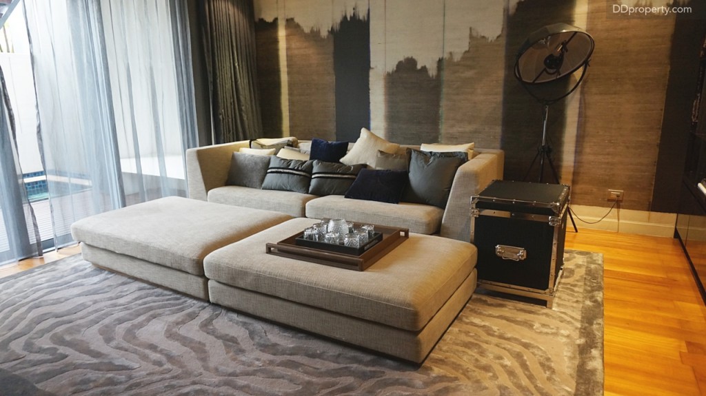 อีกฝั่งของห้อง ทางโครงการเลือกแต่งเป็นห้องรับแขกขนาดเล็กปูพื้นด้วยไม้สัก 